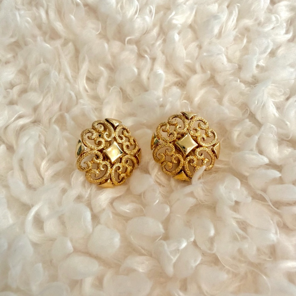 Avon Gold Filigree Round Clip-On Earrings